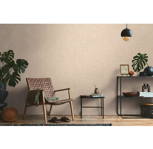 Woonkamer met fauteuil, tafel en rek voor een gezellige sfeer