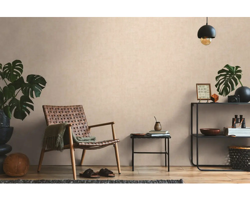 Woonkamer met fauteuil, tafel en rek voor een gezellige sfeer