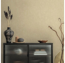 Decoratief arrangement op een zwarte kast met glazen voorkant