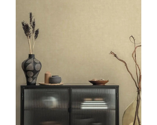 Decoratief arrangement op een zwarte kast met glazen voorkant