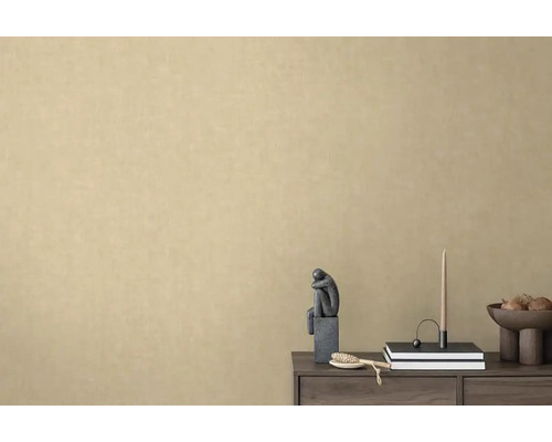 Lichtgekleurd, effen behang in een interieur met decoraties op een kast.