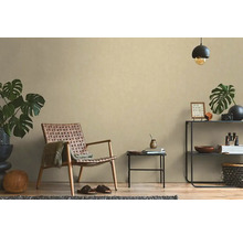 Woonkamer met gevlochten stoel, bijzettafel en decoraties op een plank