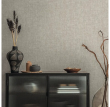Woonkamer met dressoir, decoratie en textielbehang