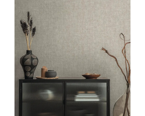 Woonkamer met dressoir, decoratie en textielbehang