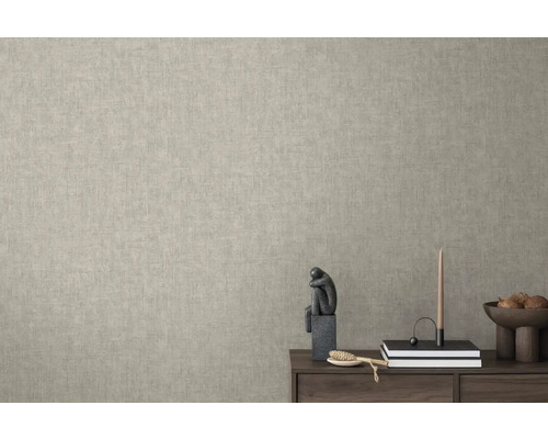 Muur met structuurbehang en decoratieve elementen op een kast