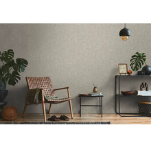 Woonkamer met textielbehang, fauteuil en decoratie