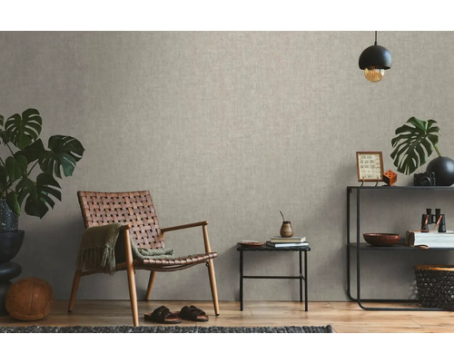 Woonkamer met textielbehang, fauteuil en decoratie