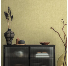 Close-up van een woonkamer met een kast en decoratieve objecten tegen een gestructureerd behang