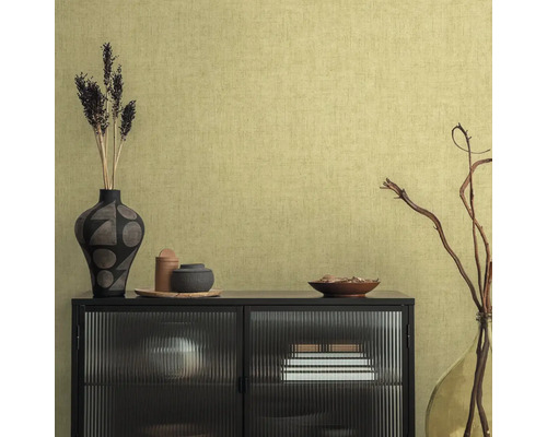 Close-up van een woonkamer met een kast en decoratieve objecten tegen een gestructureerd behang