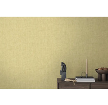 Geel behang met minimalistische decoratie op een houten kast
