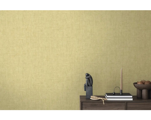 Geel behang met minimalistische decoratie op een houten kast