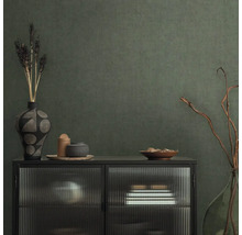 Decoratief dressoir met vazen en schalen voor een gestructureerde wand