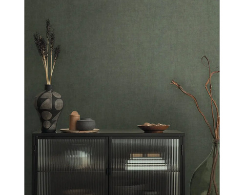 Decoratief dressoir met vazen en schalen voor een gestructureerde wand
