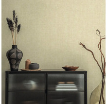 Woonkamer scène met dressoir, decoraties en een subtiel patroonbehang