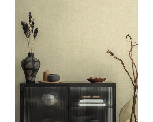 Woonkamer scène met dressoir, decoraties en een subtiel patroonbehang