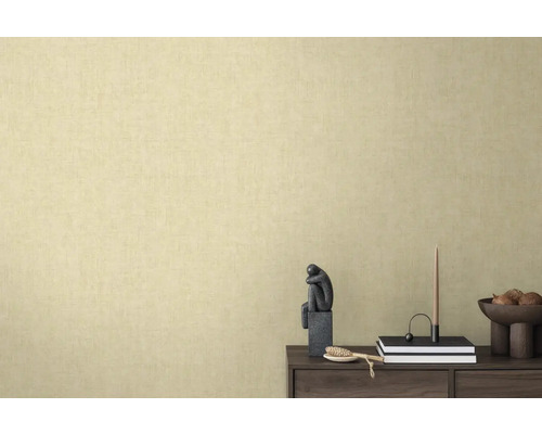 Close-up van een beige structuurbehang op een muur.