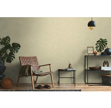 Woonkamer met rotan stoel, bijzettafel en rek met decoraties voor een gezellige sfeer.