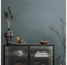Decoratief dressoir met glazen fronten en diverse woonaccessoires
