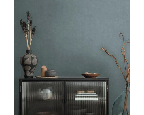 Decoratief dressoir met glazen fronten en diverse woonaccessoires