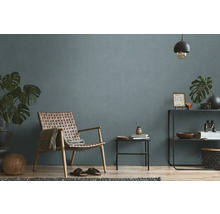 Woonkamer met fauteuil, bijzettafel en plank