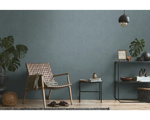 Woonkamer met fauteuil, bijzettafel en plank