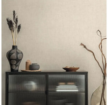 Decoratief dressoir met vazen en schalen voor een stijlvolle woonambiance.