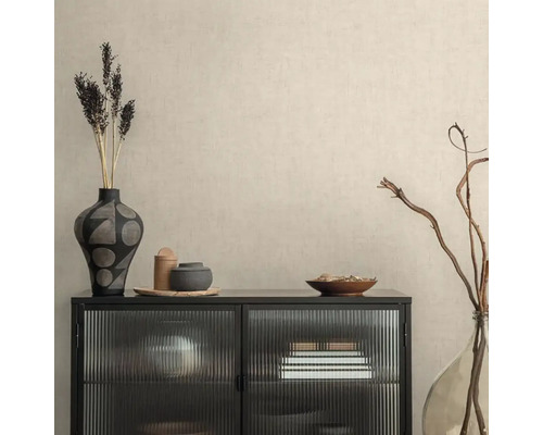 Decoratief dressoir met vazen en schalen voor een stijlvolle woonambiance.