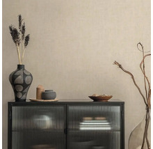 Decoratieve opstelling met een dressoir met glazen deuren, vazen en schalen