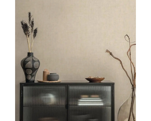 Decoratieve opstelling met een dressoir met glazen deuren, vazen en schalen