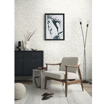 Woonkamer met fauteuil, dressoir, staande lamp en decoratie