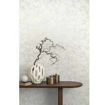 Decoratieve kamer met behang met patroon, houten tafel, decoratieve vaas en accessoires