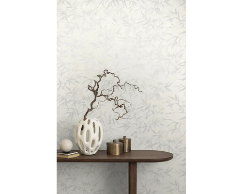 Decoratieve kamer met behang met patroon, houten tafel, decoratieve vaas en accessoires