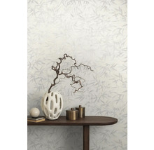 Decoratief bamboepatroonbehang in kamer met tafel en decoratie