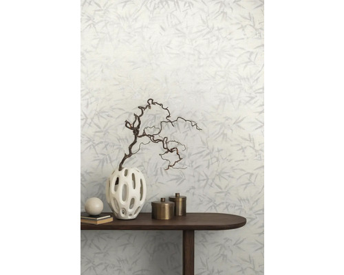 Decoratief bamboepatroonbehang in kamer met tafel en decoratie