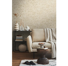 Woonkamer met bank, rek, decoratie en behang met motief