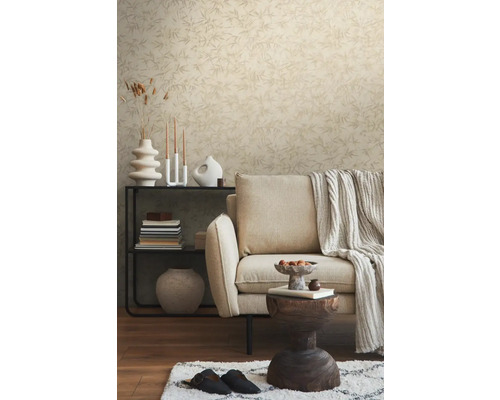 Woonkamer met bank, rek, decoratie en behang met motief