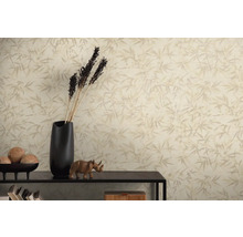Decoratief behang met plantenmotief in een lichte ruimte
