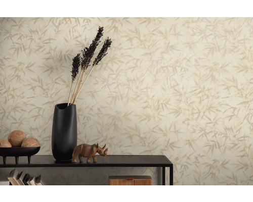 Decoratief behang met plantenmotief in een lichte ruimte