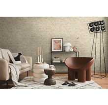 Woonkamer met bank, fauteuil, plank en decoratief behang met plantenmotief