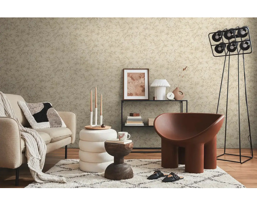 Woonkamer met bank, fauteuil, plank en decoratief behang met plantenmotief
