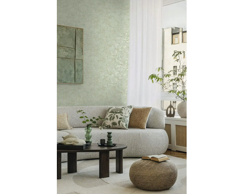 Woonkamer met bank, salontafel, kruk, kussens en wanddecoratie