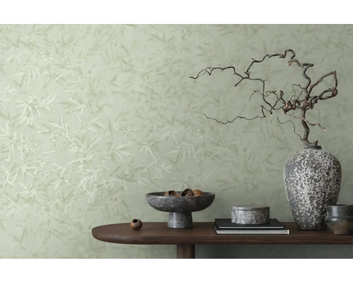 Decoratieve kamer met behang met patroon en tafel met diverse decoratieve elementen.