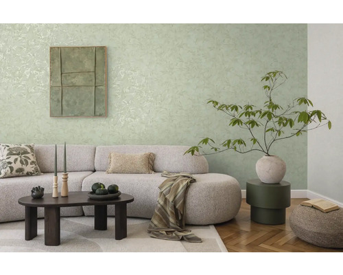 Woonkamer met bank, salontafel, decoratie en wanddecoratie in lichte kleuren voor een vriendelijke sfeer