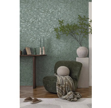 Decoratieve woonkamer met behang met bladmotief, fauteuil en houten tafel