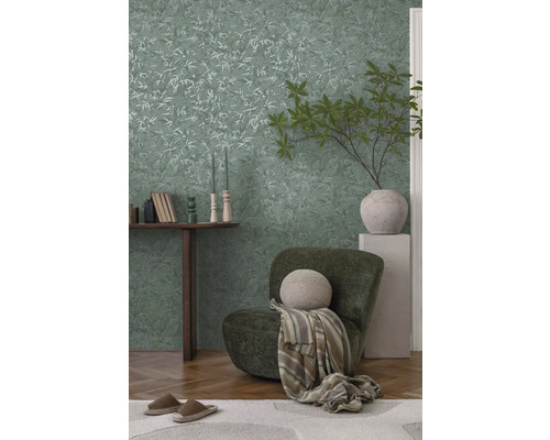 Decoratieve woonkamer met behang met bladmotief, fauteuil en houten tafel