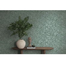 Decoratieve woonsfeer met gemustreerd behang, tafel en plant in pot
