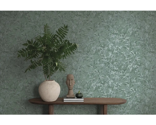 Decoratieve woonsfeer met gemustreerd behang, tafel en plant in pot