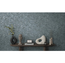 Decoratieve schikking met behang met bloemenmotief, vazen, beelden en tafel