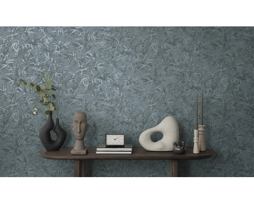 Decoratieve schikking met behang met bloemenmotief, vazen, beelden en tafel