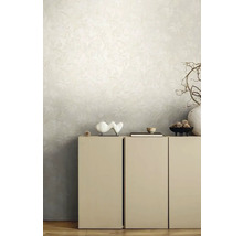Interieur met behang met bloemenmotief en meubels